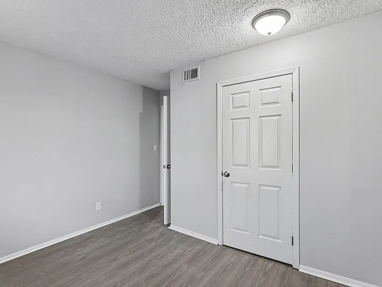Stoneybrook Apartments — Photo 9