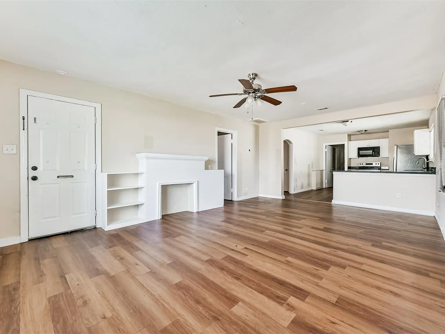 4 bed, 2.0 bath, $1,595 — Photo 2