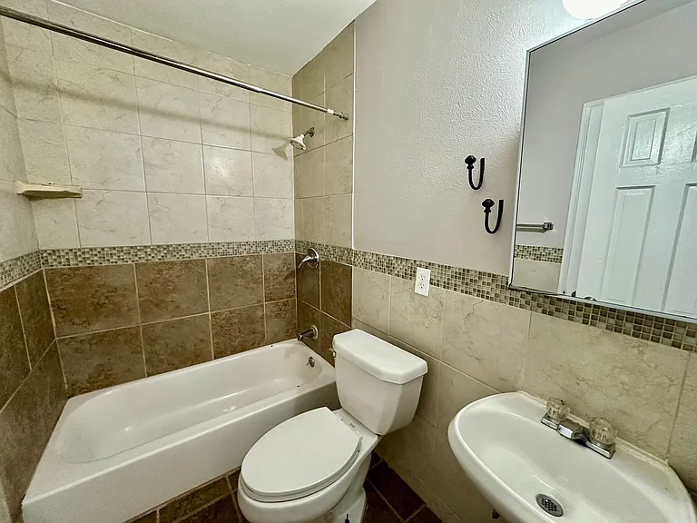 2712 Mitchell Ave — Photo 6