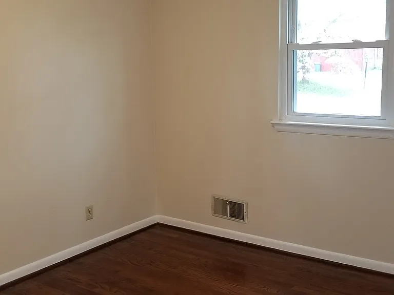 9102 Sandra Ct — Photo 5