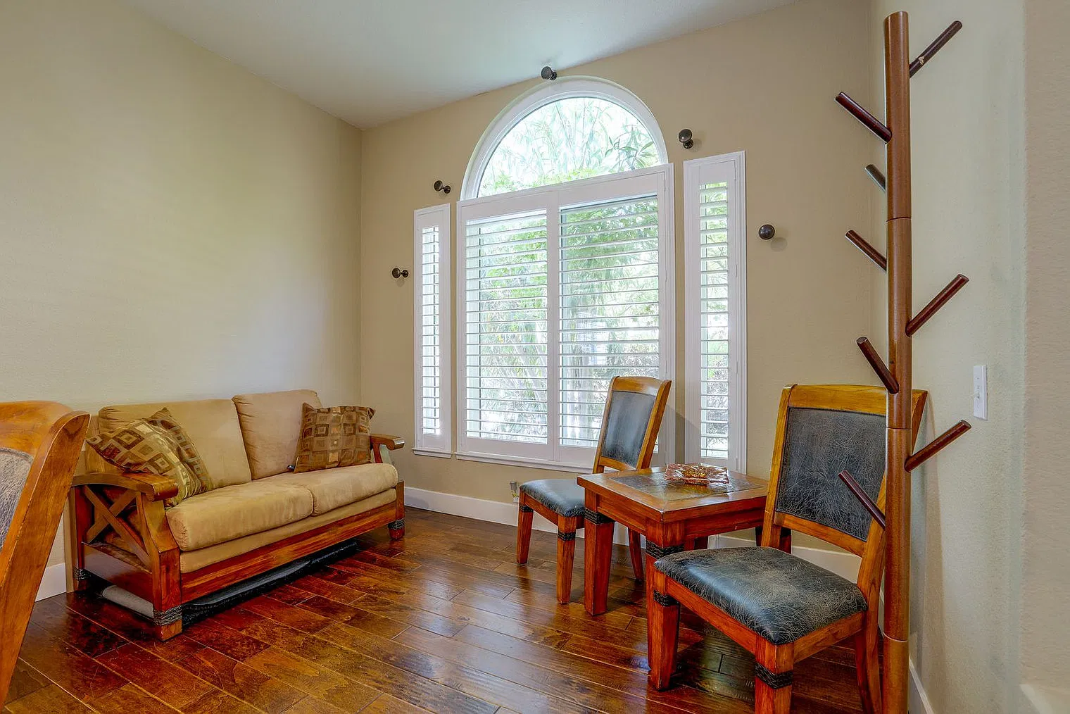 4 bed, 2.0 bath, 2195 sqft, $5,870 — Photo 2