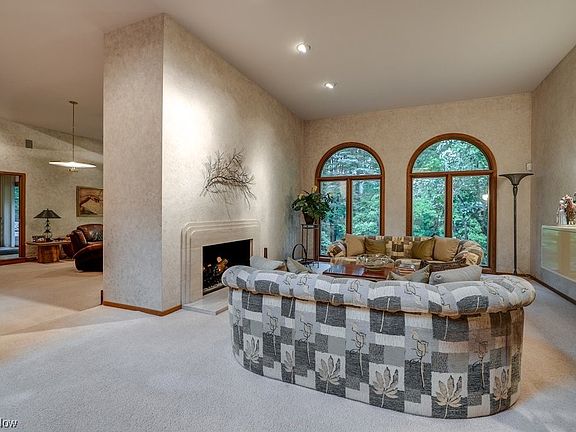 5th image of 140 Basswood Ln