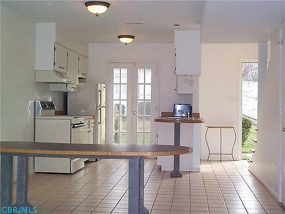 2nd image of 2827 Chateau Cir S