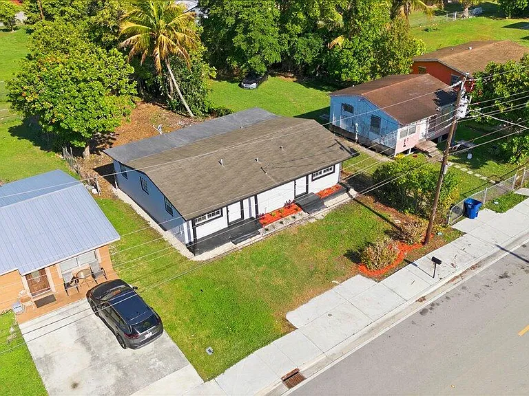 270 SW 10th Ave — Photo 1