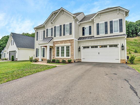 3rd image of 1010 Claremont Ct SW
