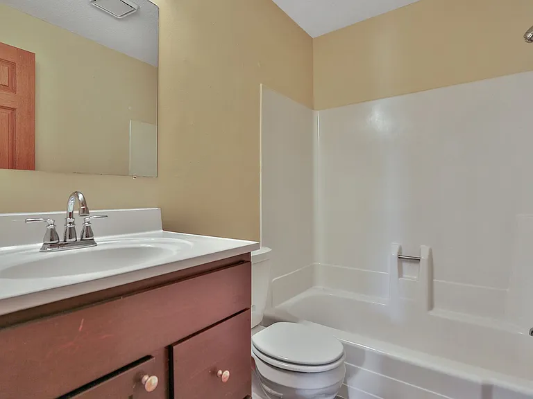 Oakridge Apartments — Photo 21