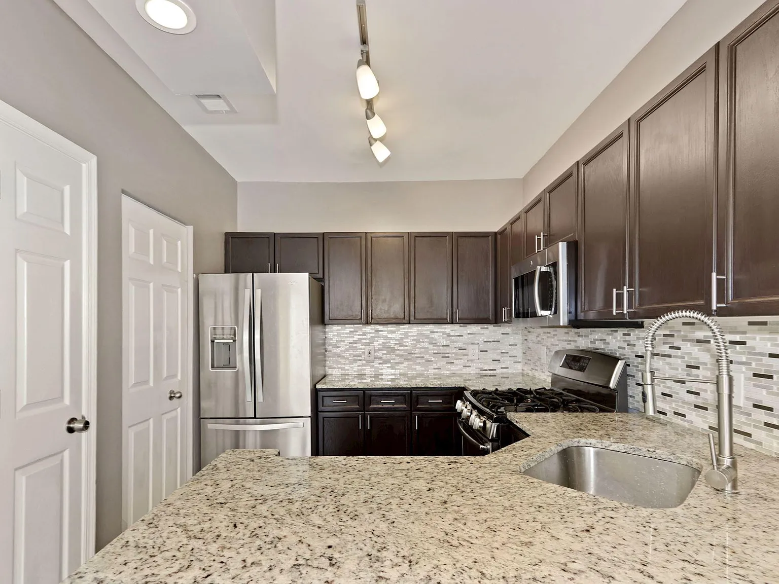 2108 Highcourt Ln — Photo 3