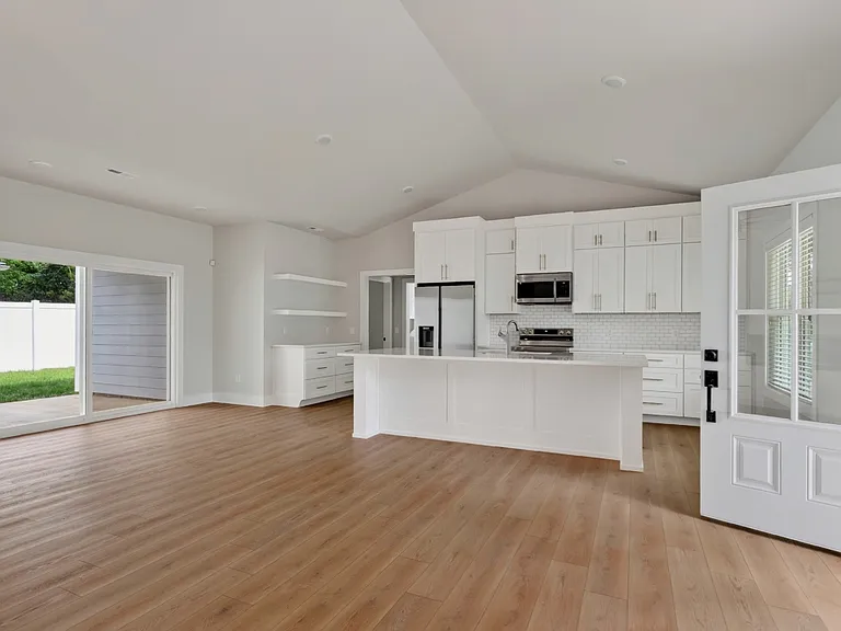 344 S Walnut Ave — Photo 7
