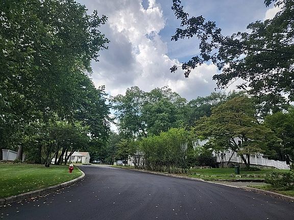 4th image of 1 Saddle Ridge Ln