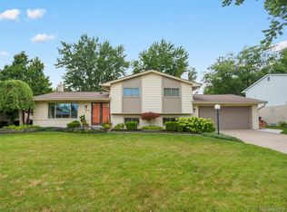 39519 Twenlow Dr, Clinton Township, MI 48038