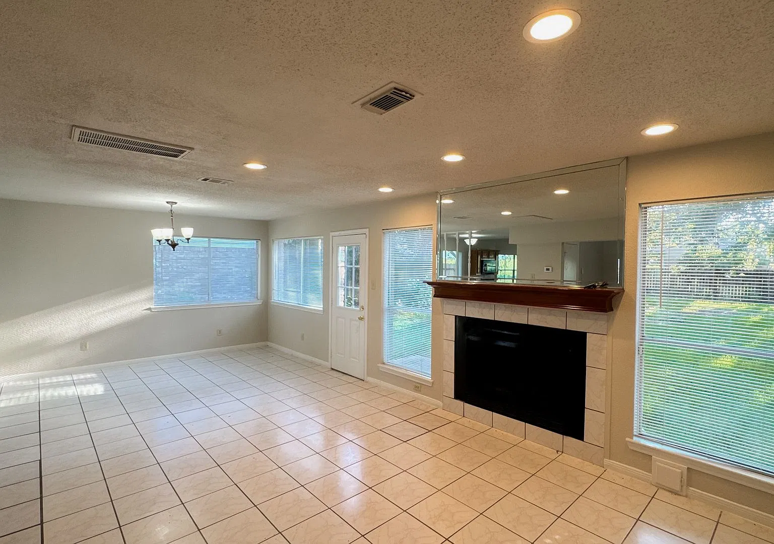 Well Kept 3 Bed 2.5 Bath in Prime Location — Photo 3