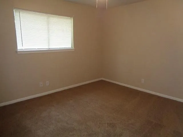 802 Baltic Ln — Photo 4