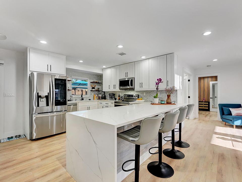 1st image of 707 W Boulevard Chatelaine