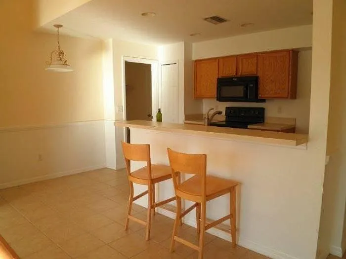 BREAKFAST BAR OPEN PLAN