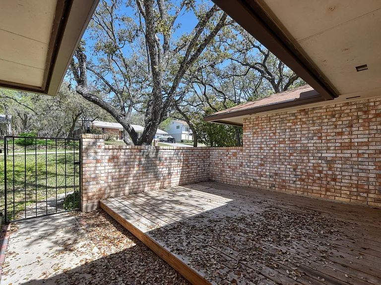 3322 Castledale Dr — Photo 2