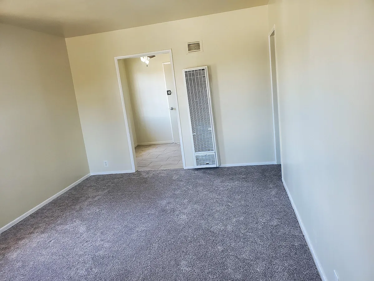 Building Photo - 8619 S Budlong Ave #8627