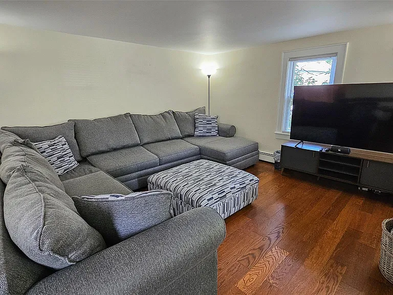 2 Murray Ave — Photo 2