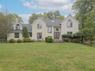 7 Hawk Nest Rd, Tomkins Cove, NY 10986