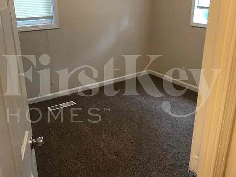 4801 Leone Dr — Photo 10