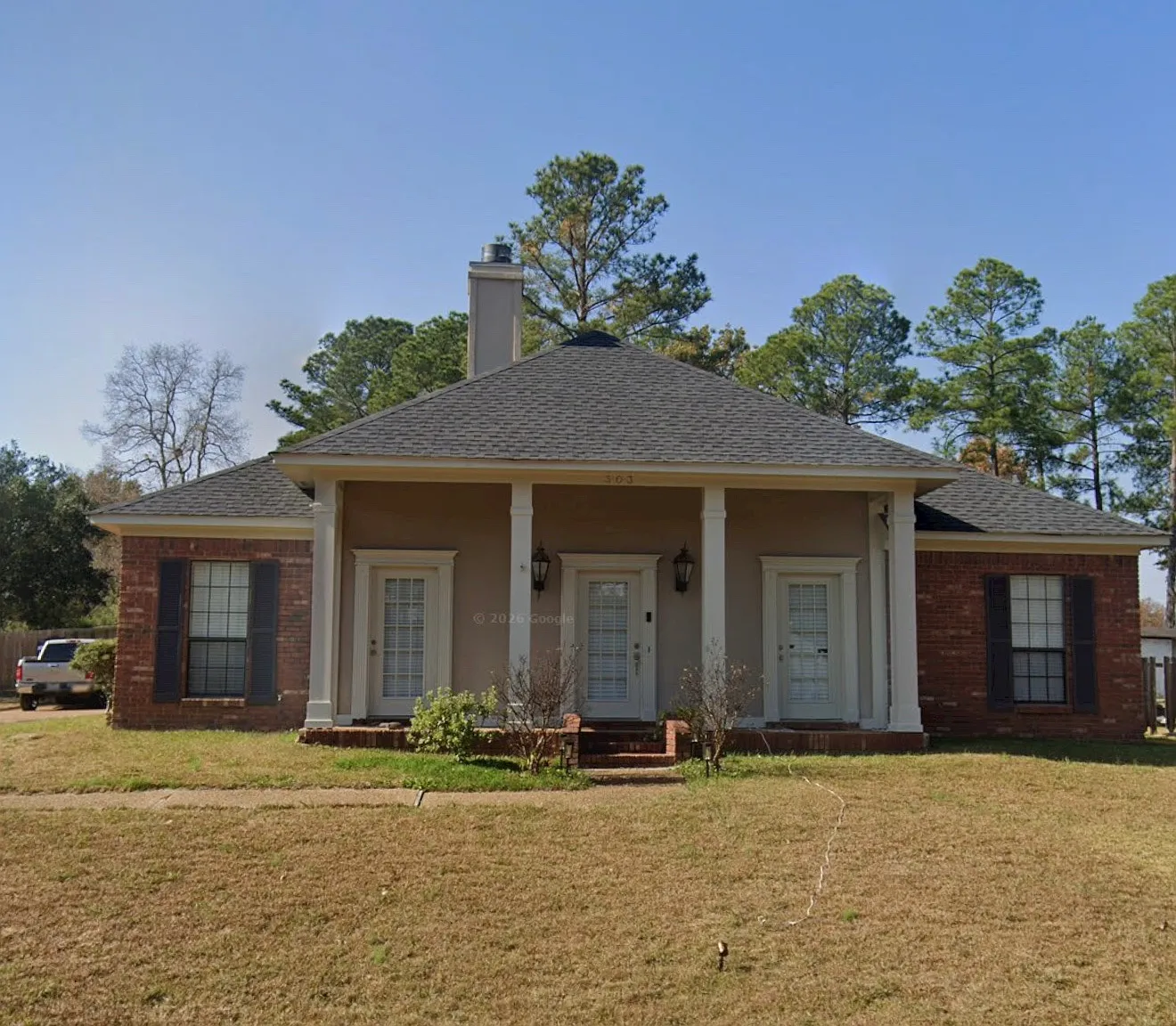 303 Arlington Cir — Photo 1