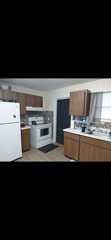 4 bed, 2.0 bath, 975 sqft, $1,000 — Photo 1