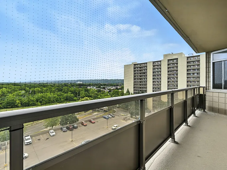 70 Jerome Cres — Photo 5