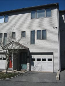 121 Windward Ln, Bristol, RI, 02809
