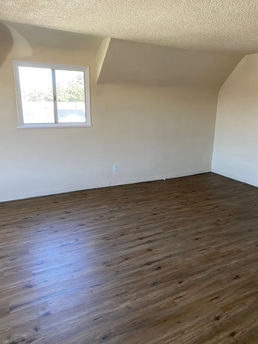 Spacious living room/dining area. - 9226 Elizabeth Ave #2