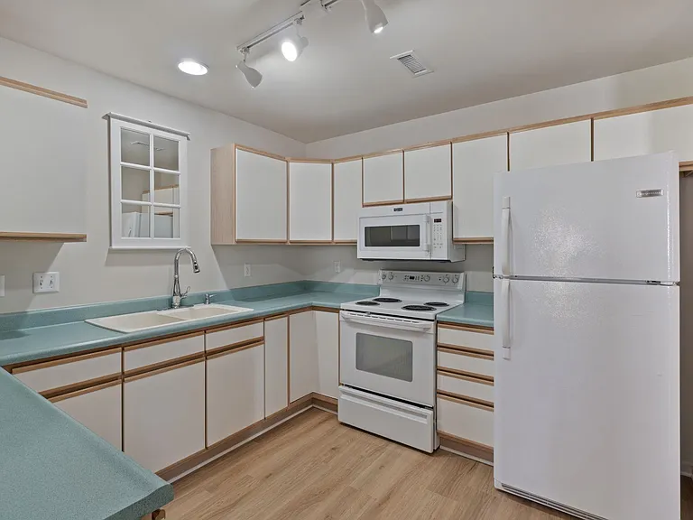 1081 Wintergreen Ln — Photo 20