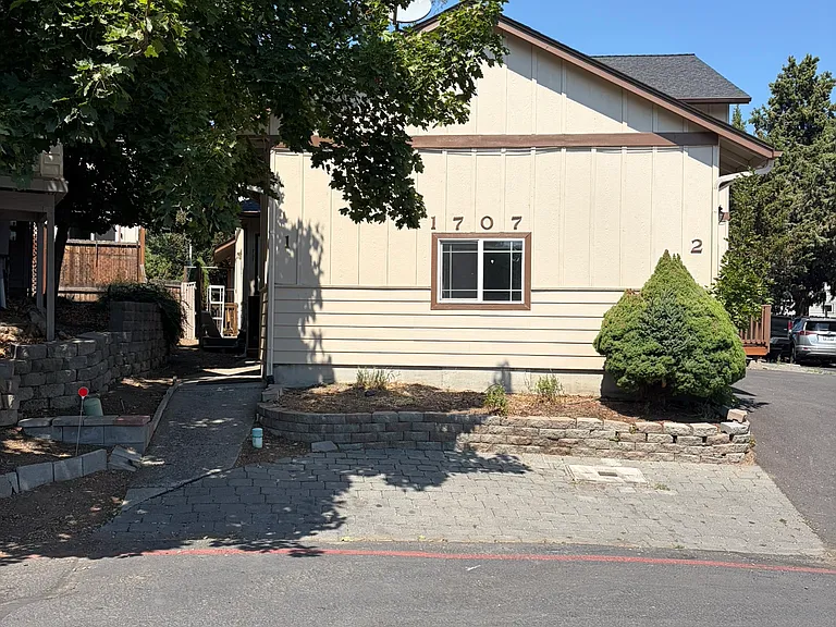 1707 NE Lotus Dr #1 — Photo 1