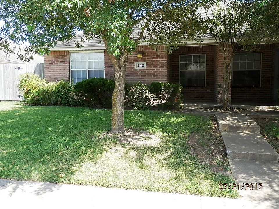 1st image of 942 Willow Pond St