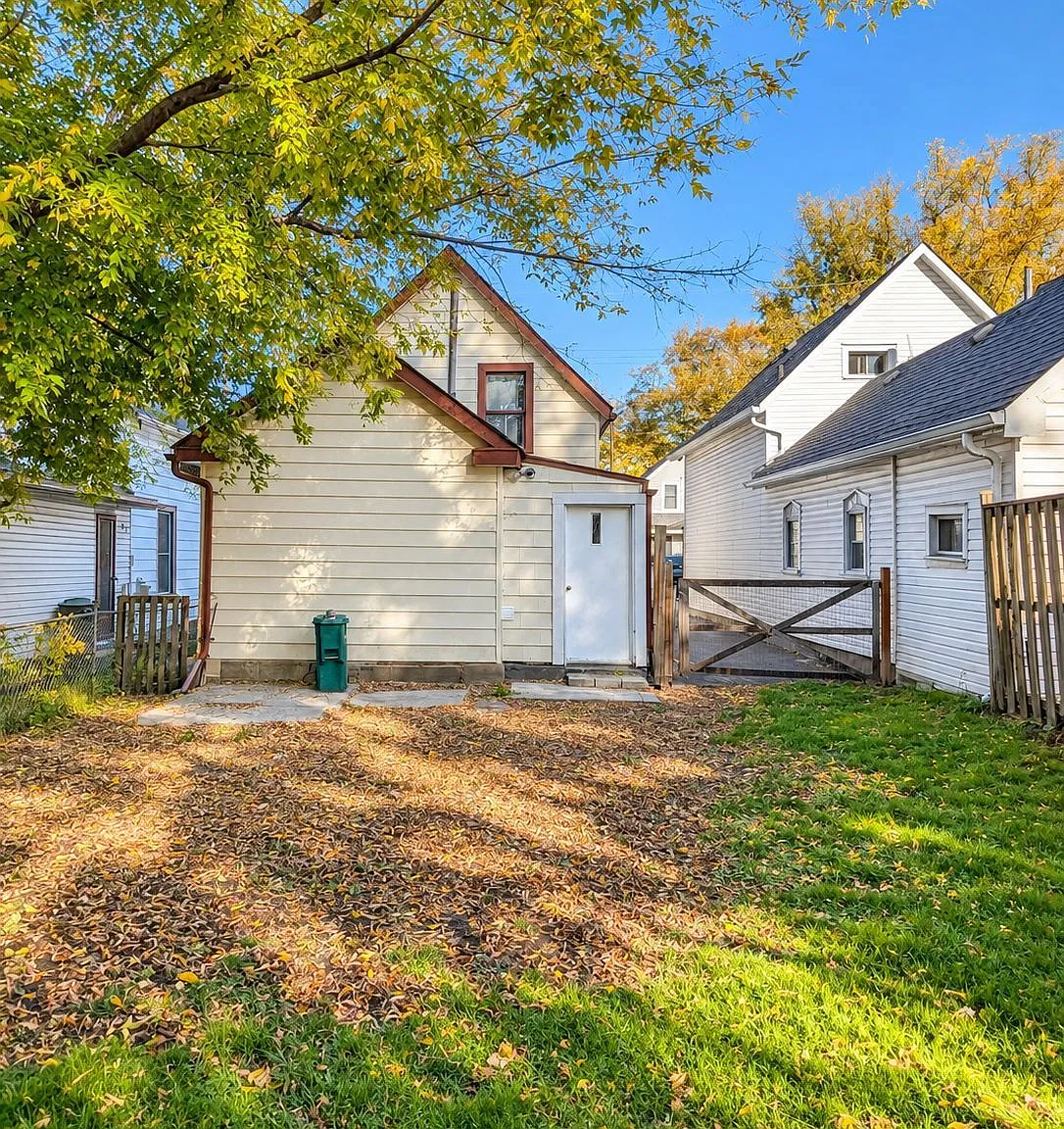 3 bed, $2,300 — Photo 2