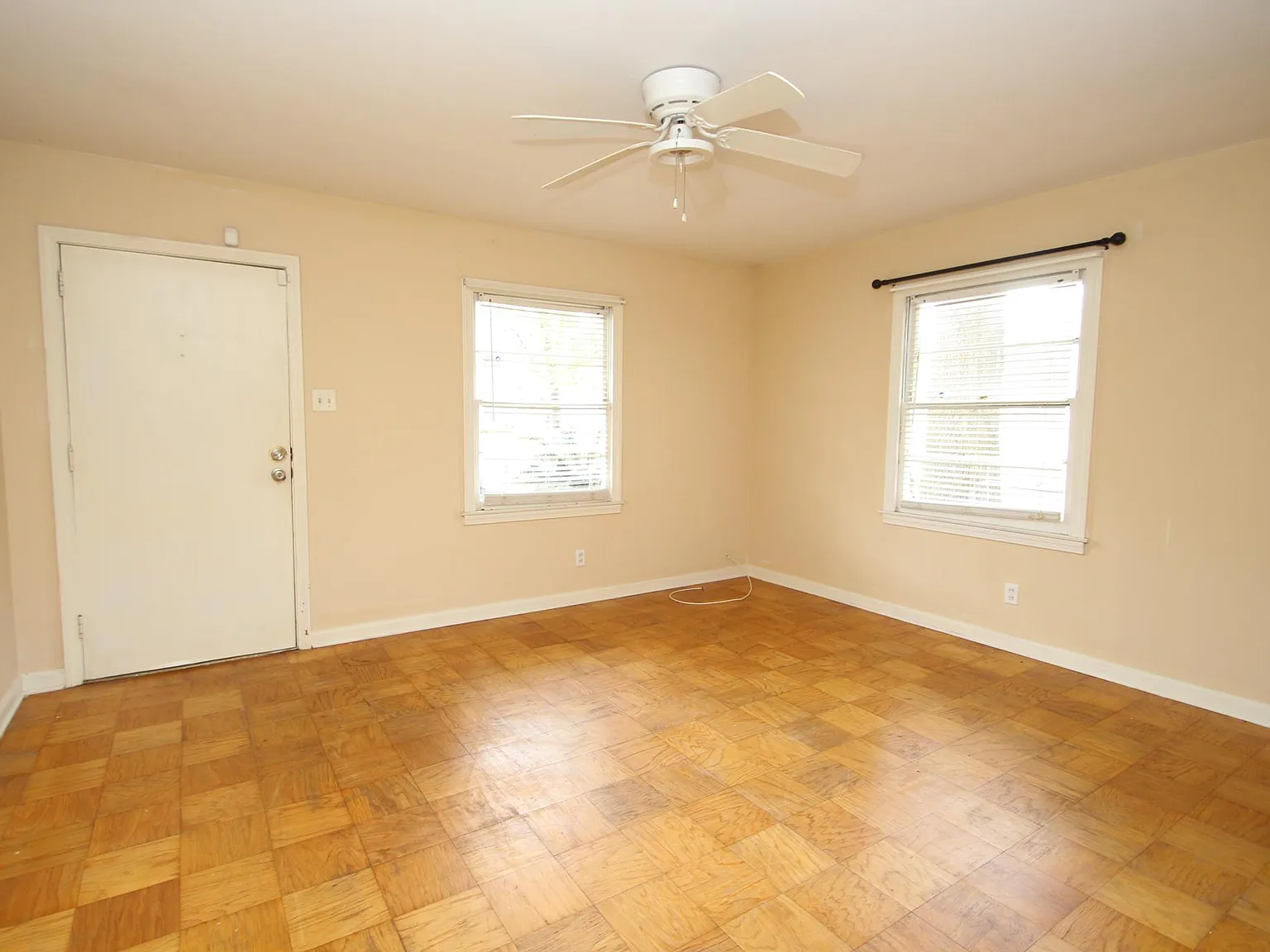 3 bed, 1.5 bath, 1100 sqft, $1,350 — Photo 3