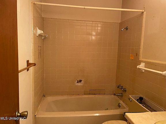 5th image of 801 Shirley Dr
