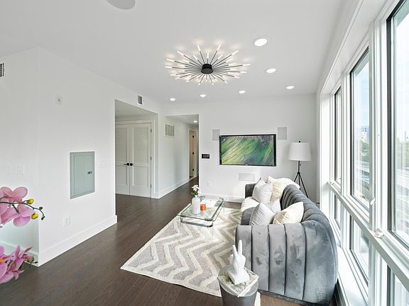 2nd image of 205 Saint Pauls Ave #205