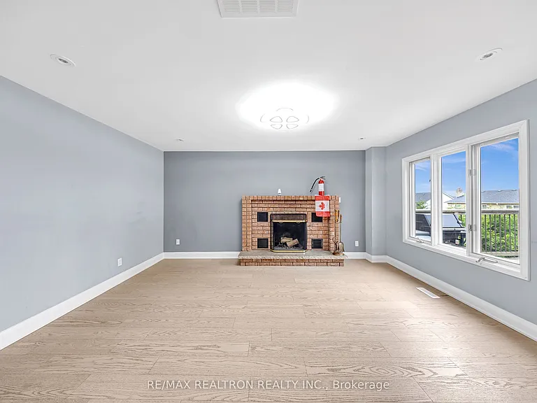 141 Hialeah Cres #UPPER — Photo 12