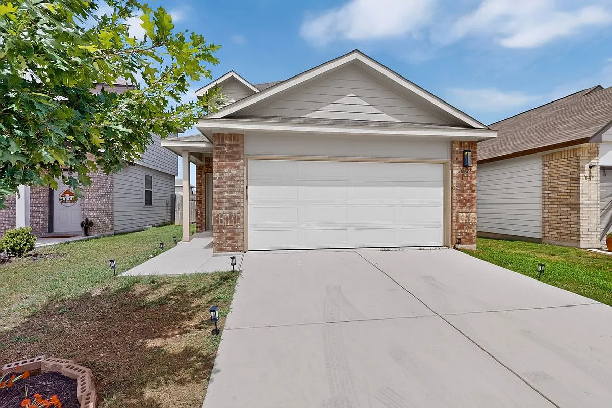 4 bed, 2.5 bath, 2093 sqft, $1,895 — Photo 1
