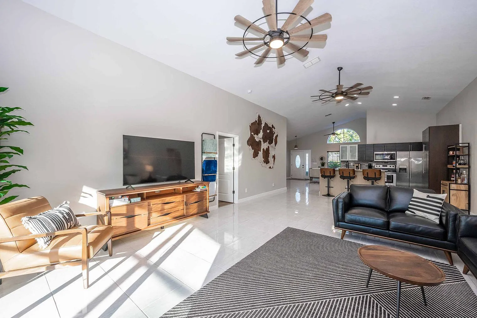 3 bed, 2.0 bath, 1786 sqft, $7,950 — Photo 4