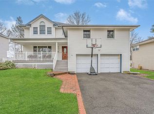 16 Elmwood Ct, Plainview, NY 11803