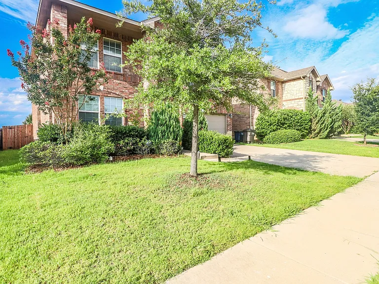 2324 Cavalry Dr — Photo 4