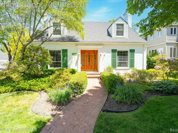274 Hillcrest Ave, Grosse Pointe Farms, MI 48236