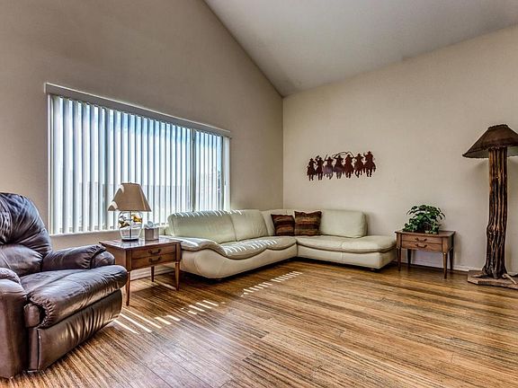 4th image of 447 S Wildrose Ave