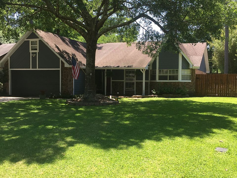 1st image of 300 Woodridge Blvd