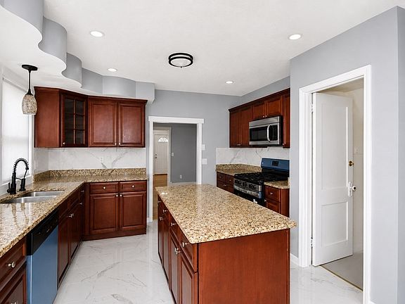 5th image of 119 Littleton St