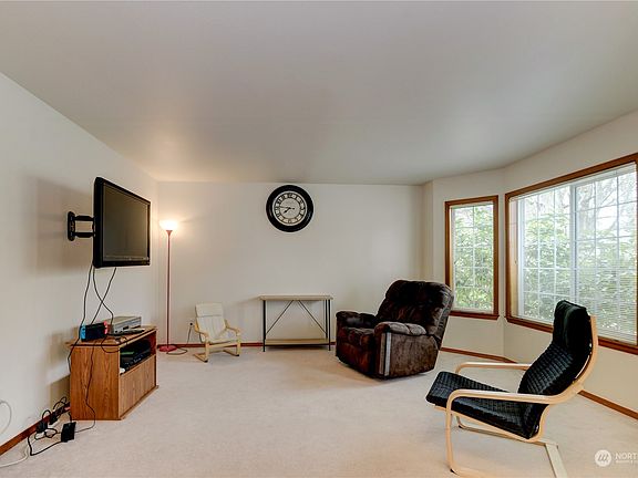 5th image of 2524 Kempton Street SE