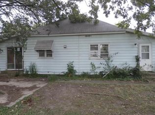 302 N Cedar St, Stewardson, IL 62463