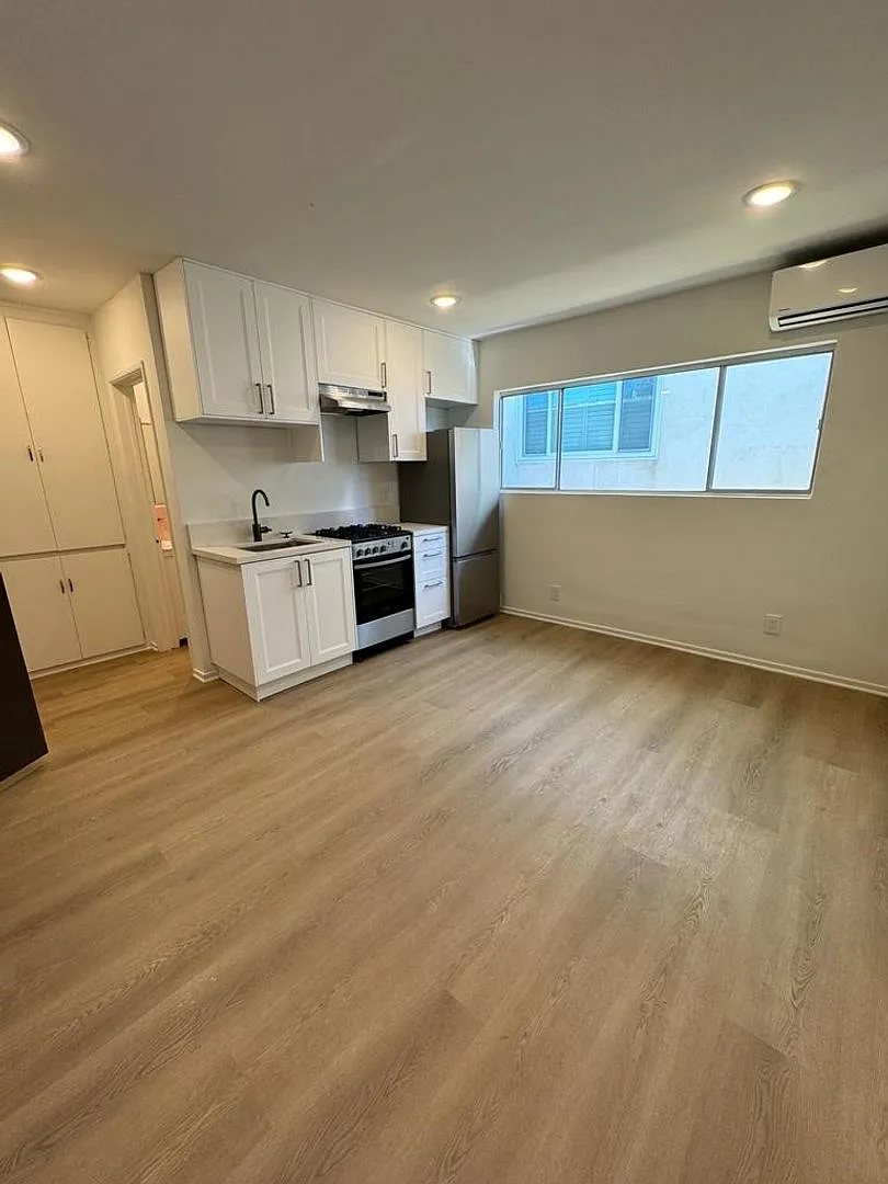 Primetime Brentwood — Photo 2