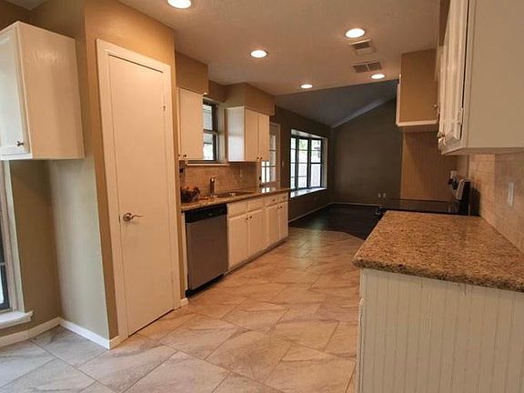 2nd image of 811 Lochmoor Ln