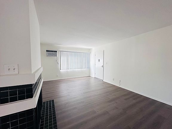 4th image of 3423 Mentone Ave APT 101