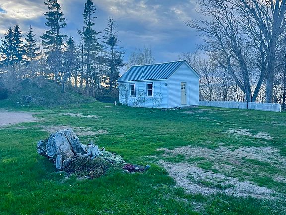 3rd image of 3693 Shore Rd W